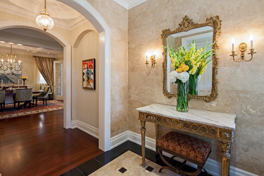 Колонны в прихожей