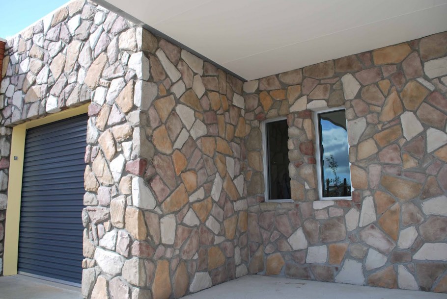 Отделка стен штукатурка природный камень