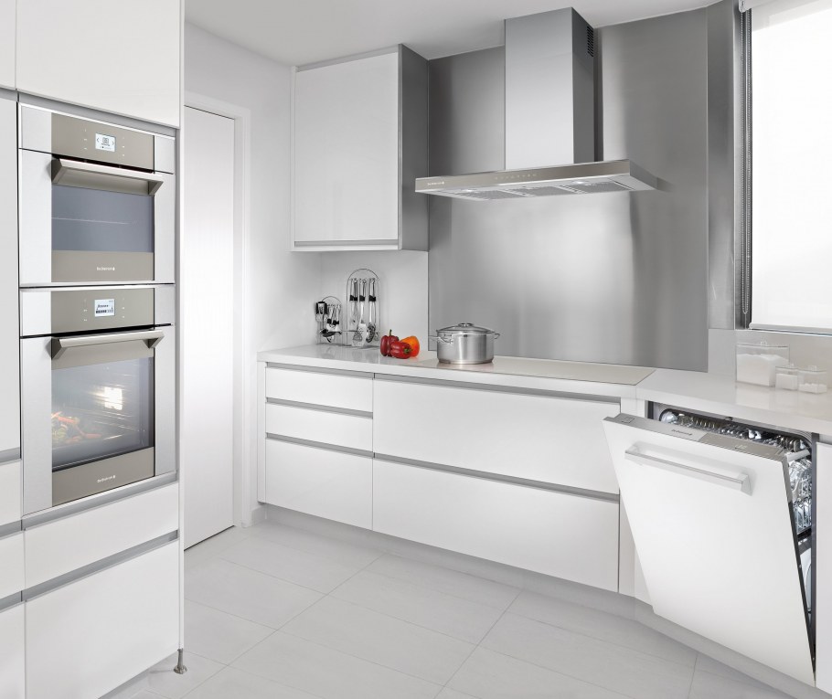 Холодильник в современной кухне