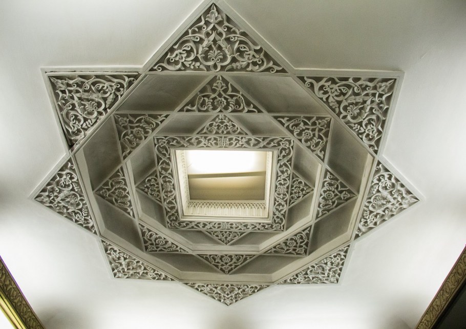 Орнамент на потолке