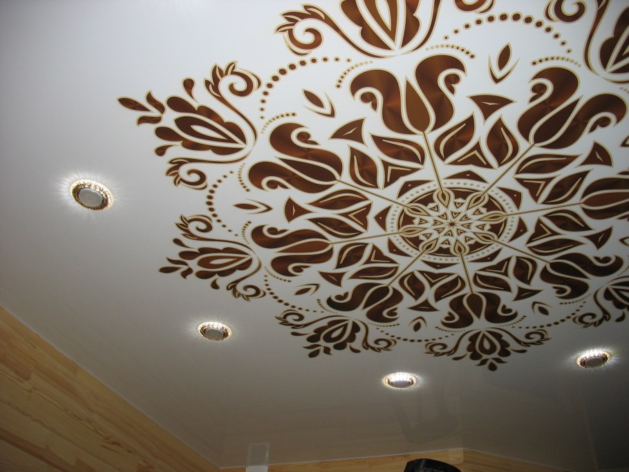 Натяжные потолки с орнаментом