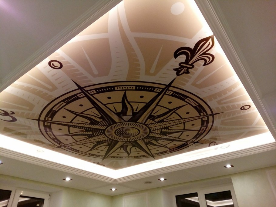 Фотопечать на потолке вокруг люстры