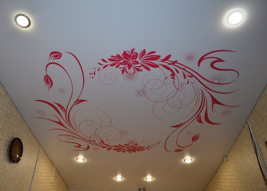 Натяжные потолки с орнаментом