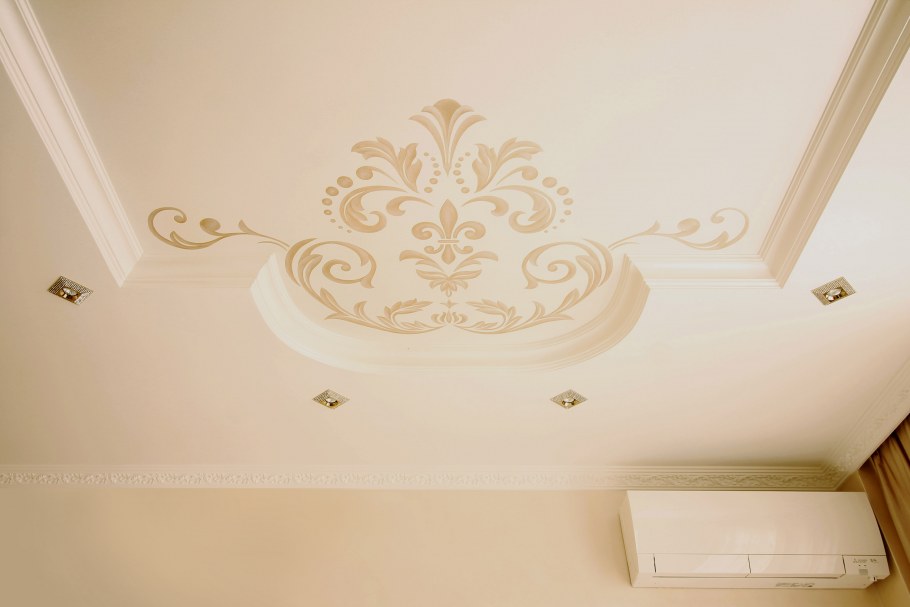 Натяжные потолки с орнаментом