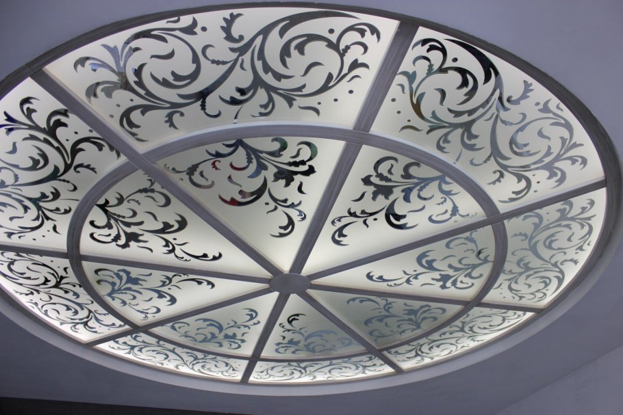 Орнамент на потолке