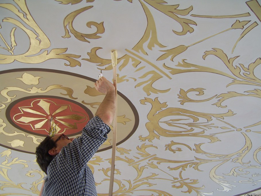 Геометрические узоры на потолке