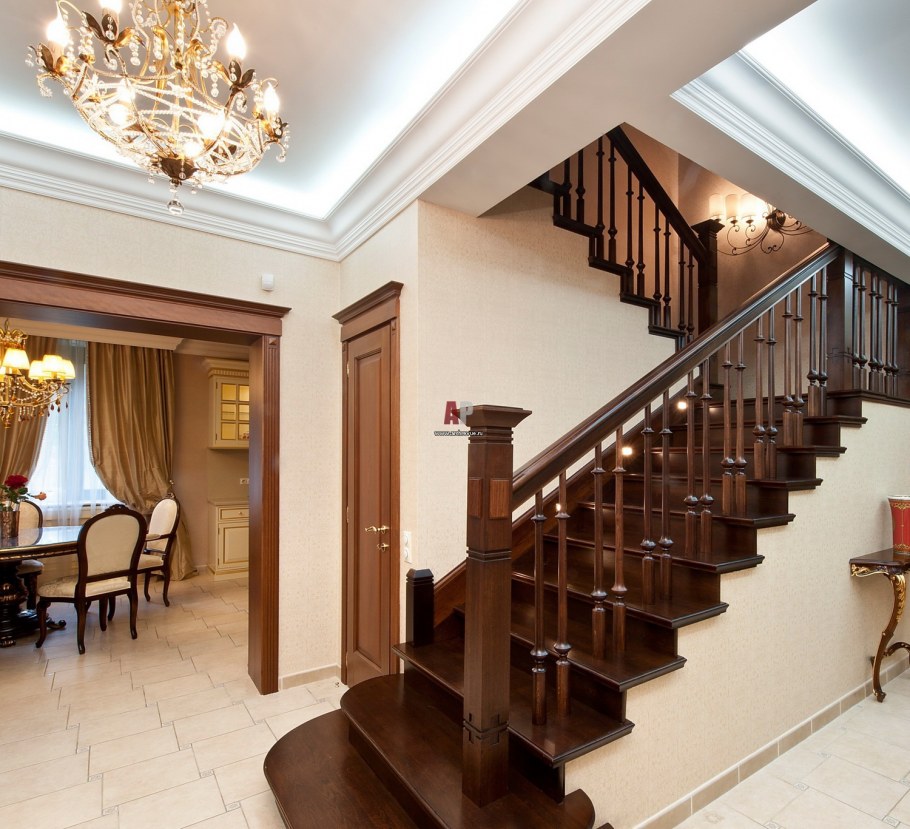 Прихожая в деревянном доме с лестницей