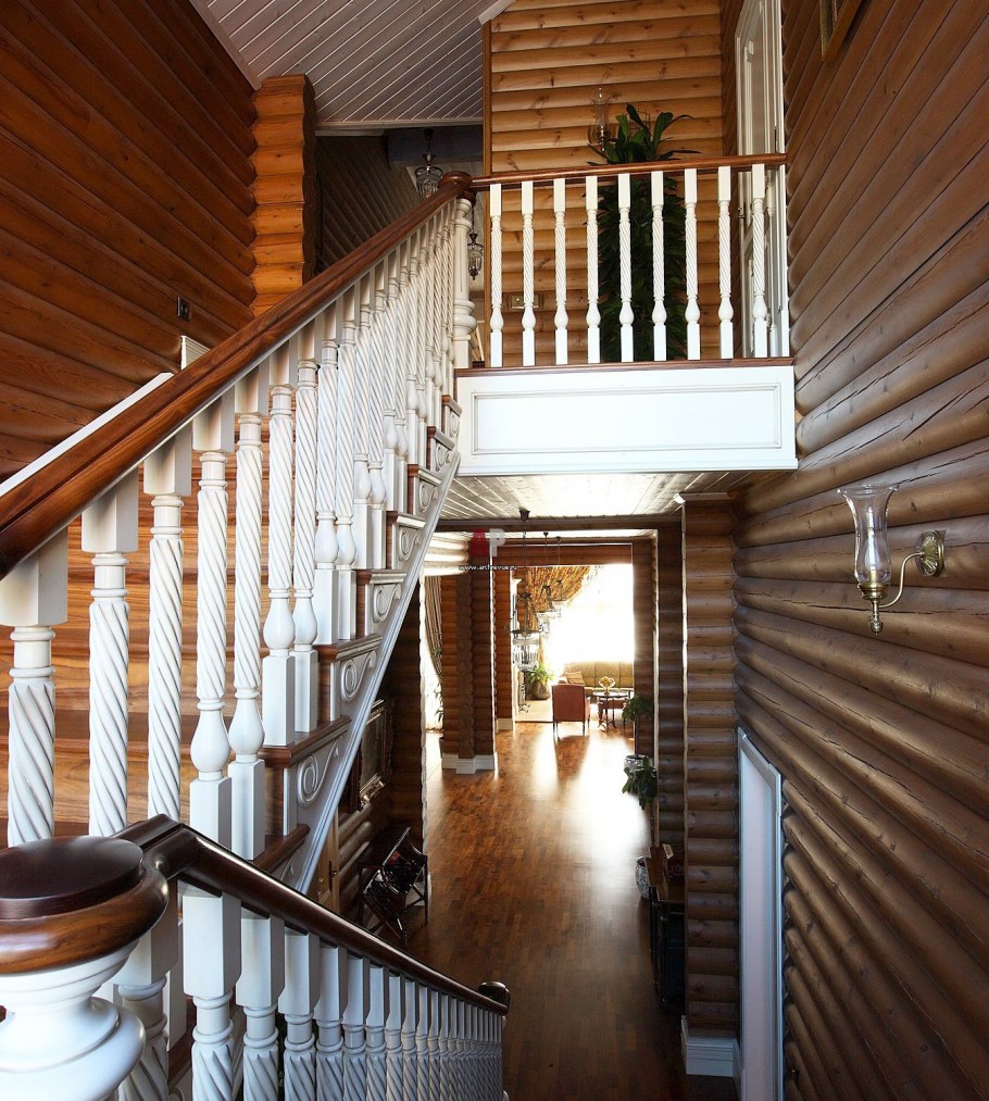 Деревянная лестница в интерьере