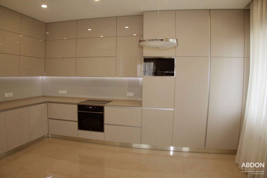 Глянцевая кухня до потолка бежевая