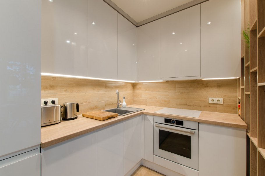 Молочно глянцевая кухня