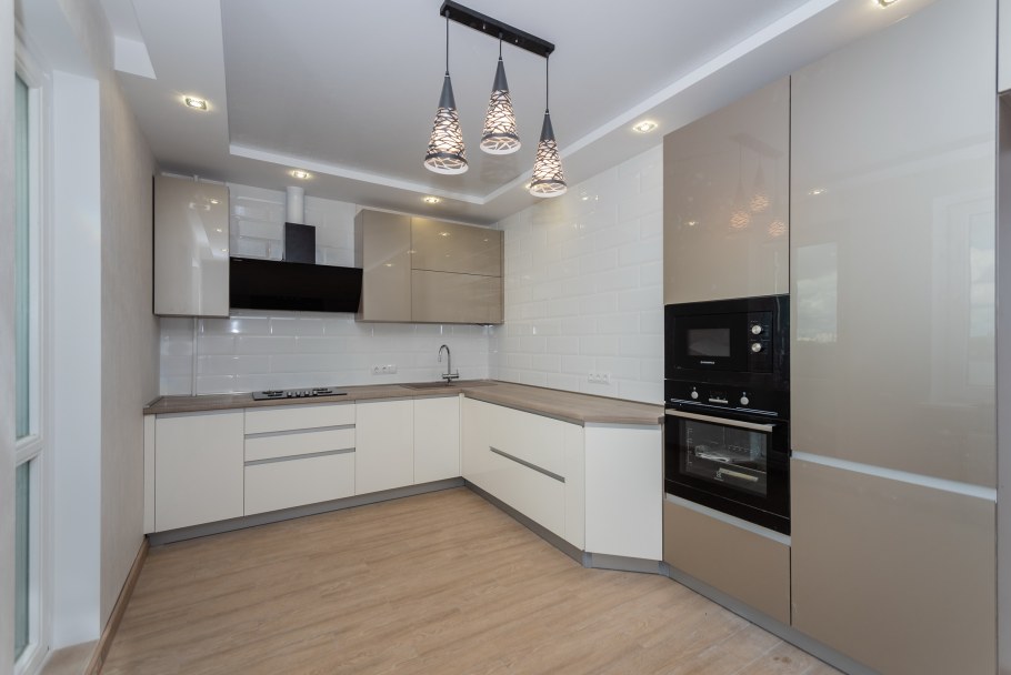 Белая глянцевая кухня