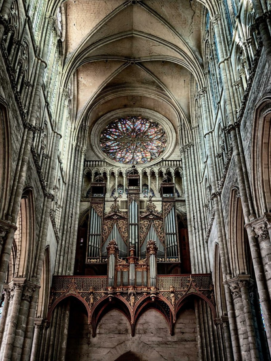 Окно кафедрального собора в Амьене