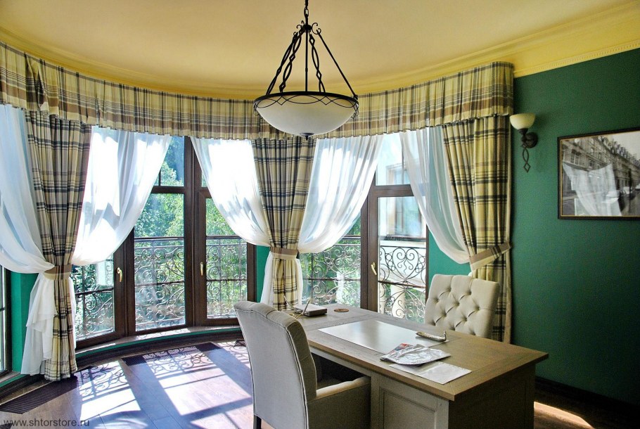 Кабинет с зелеными стенами