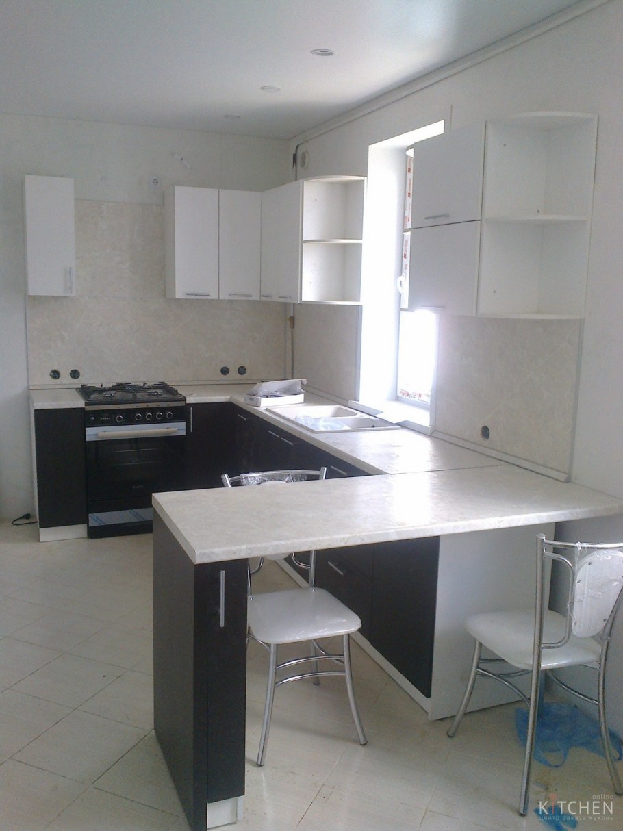 Маленькая компактная кухня с выдвижным столиком