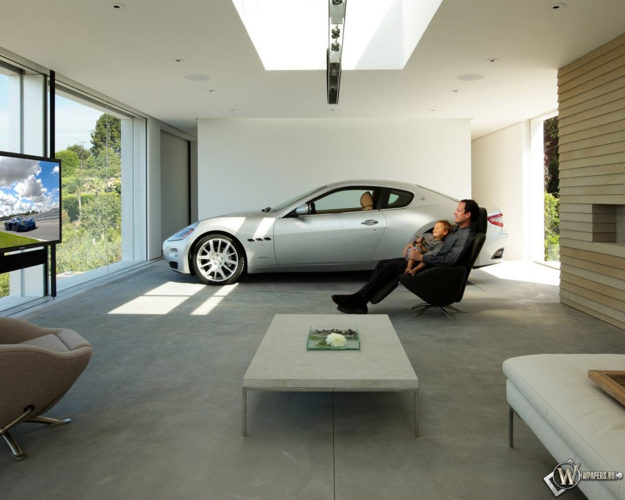 Интерьер большого гаража