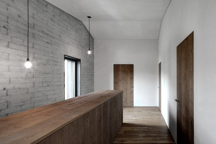 Бетонные стены и дерево в интерьере