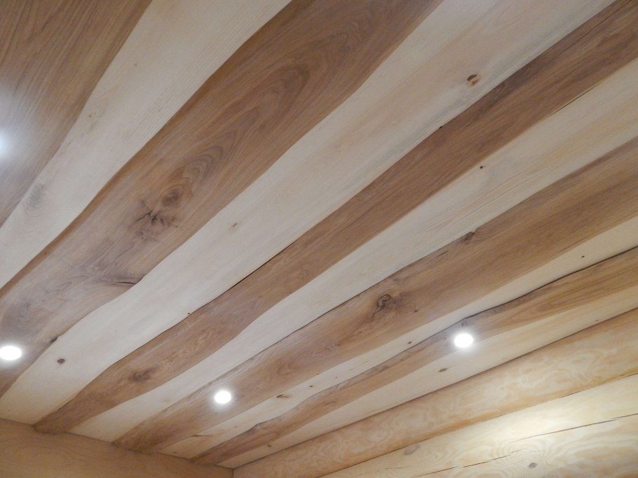Потолок из обрезной доски