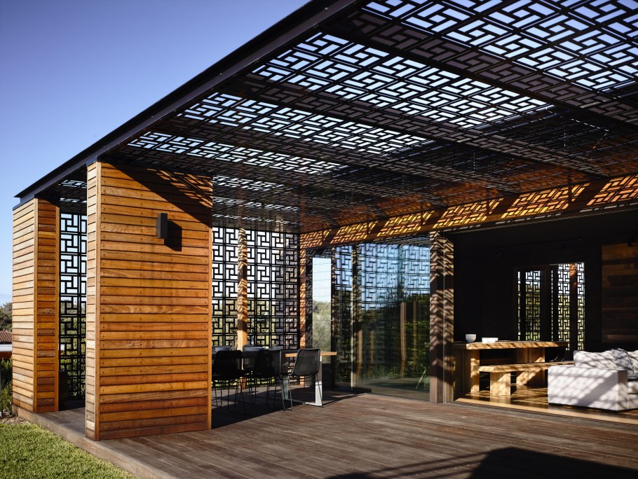 Стеклянный навес над гаражом