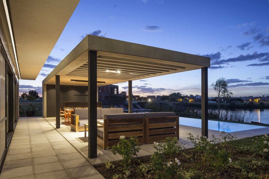 Стильная терраса с зоной барбекю