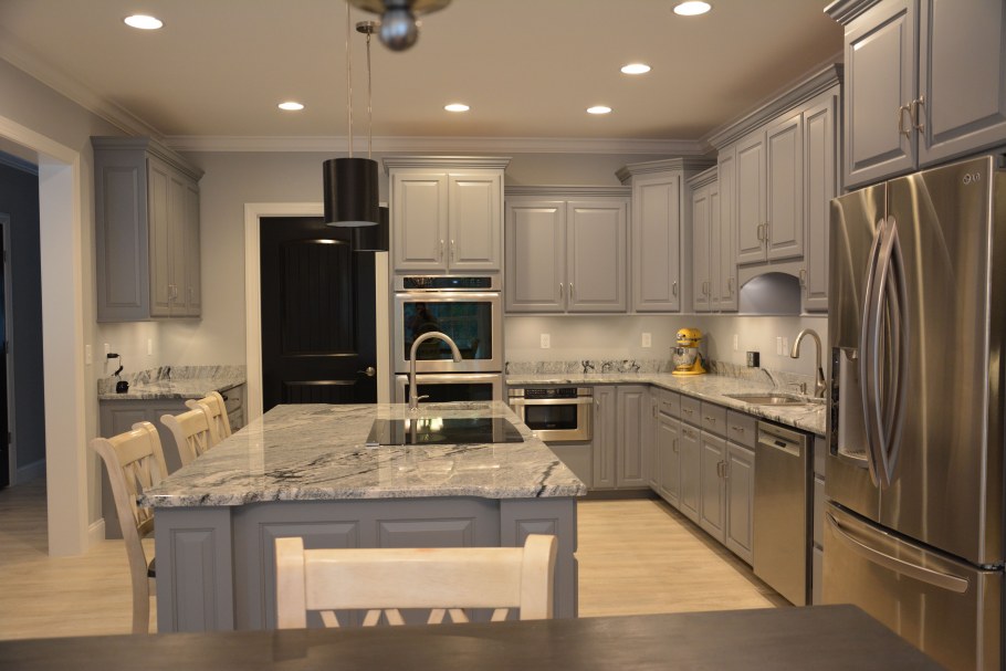 Кухня серая с бежевым