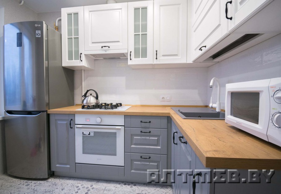 Серая кухня с деревянной столешницей и белой техникой