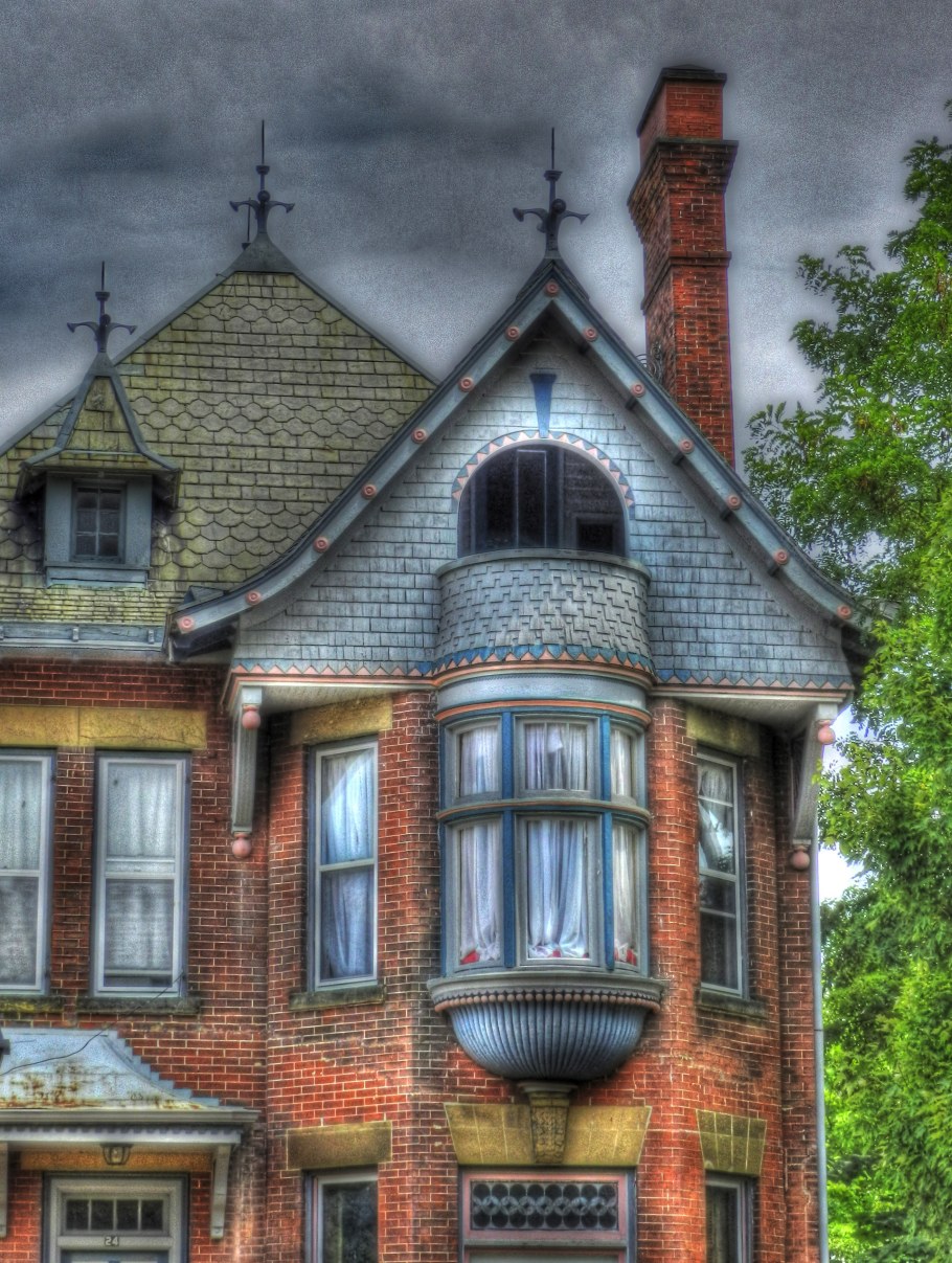 Дом с эркером