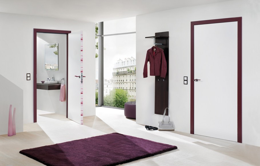 Белая дверь с черным наличником