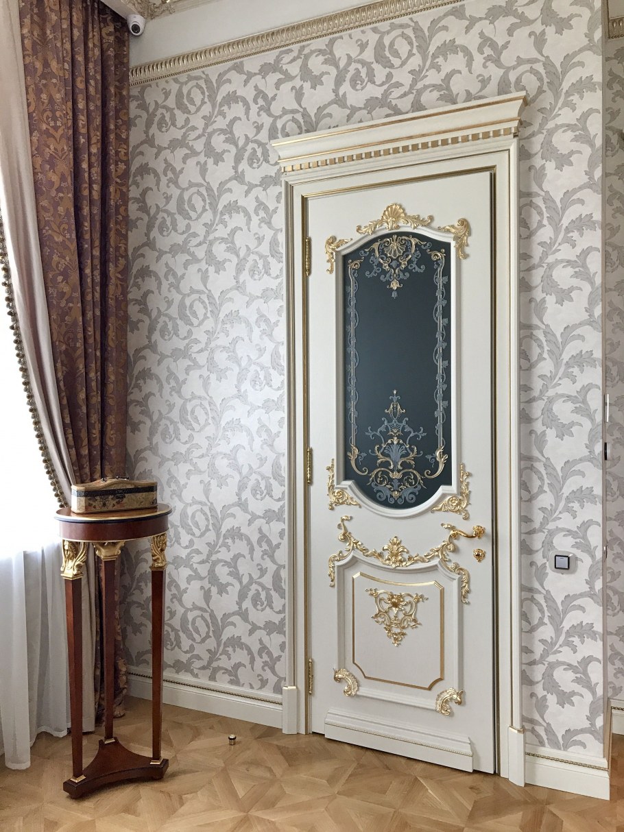 Межкомнатные двери с лепниной