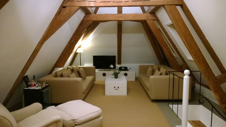 Интерьер двухскатной мансарды