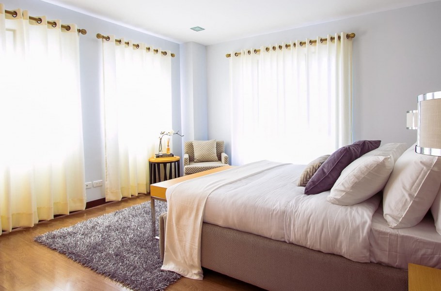 В маленькой комнате какого цвета должны быть шторы