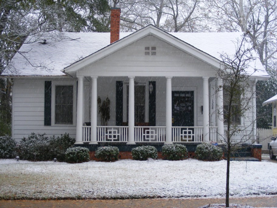 Одноэтажный дом с колоннами