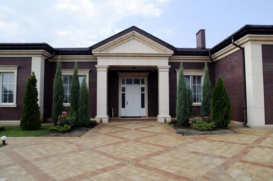 Одноэтажный дом с колоннами