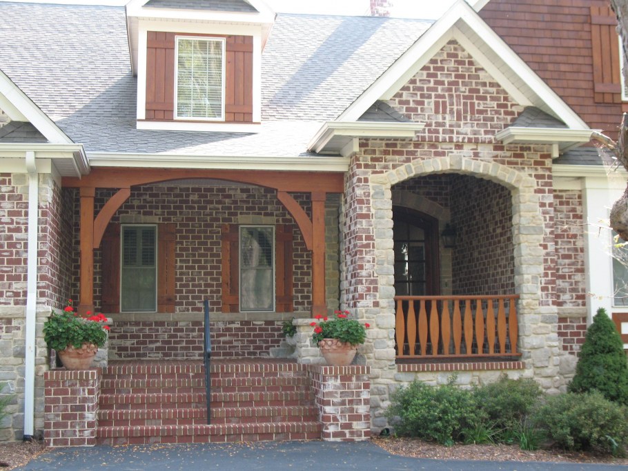 Крыльцо с колоннами из кирпича