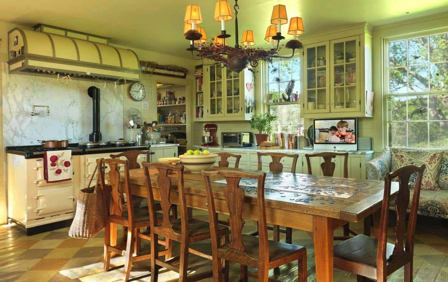 Столовая в стиле Прованс в деревянном доме