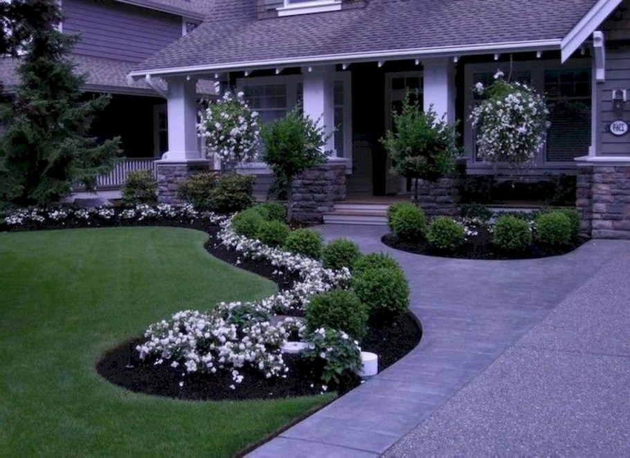 Красивые лужайки перед домом