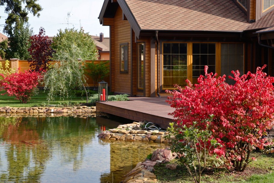 Загородный дом с прудом