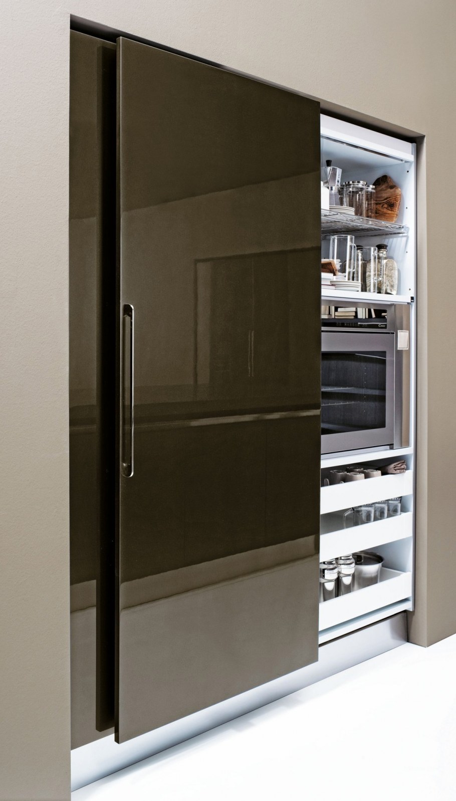 Кухня с раздвижными дверцами