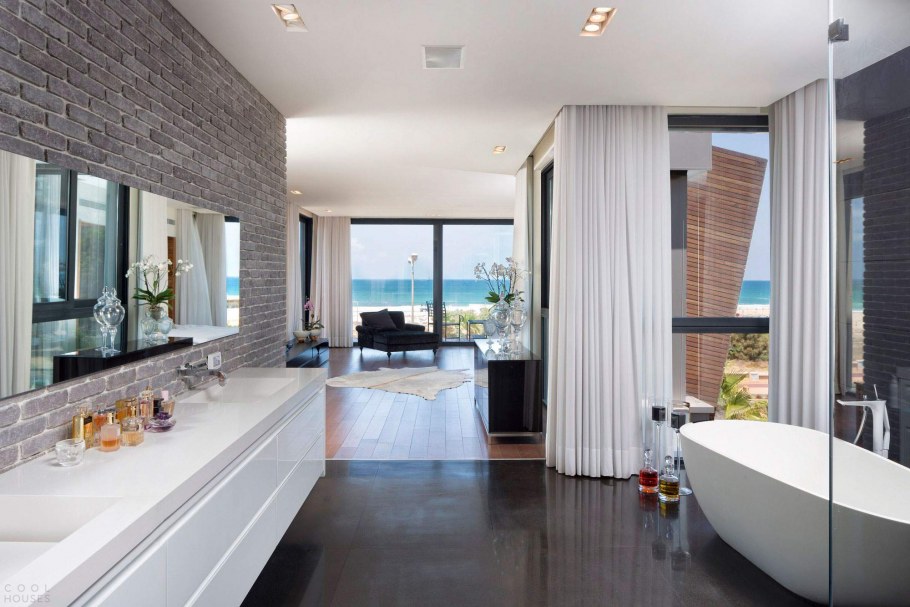 Дом на берегу Средиземного моря