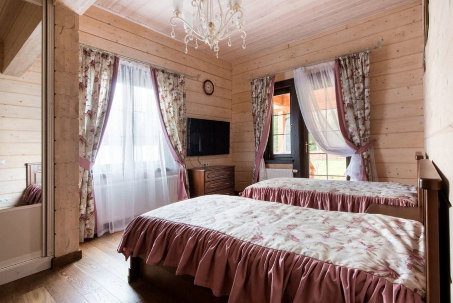 Стильная спальня в загородном доме