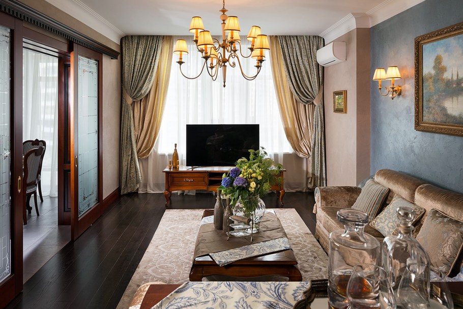 Интерьер загородного дома в классическом стиле в светлых тонах