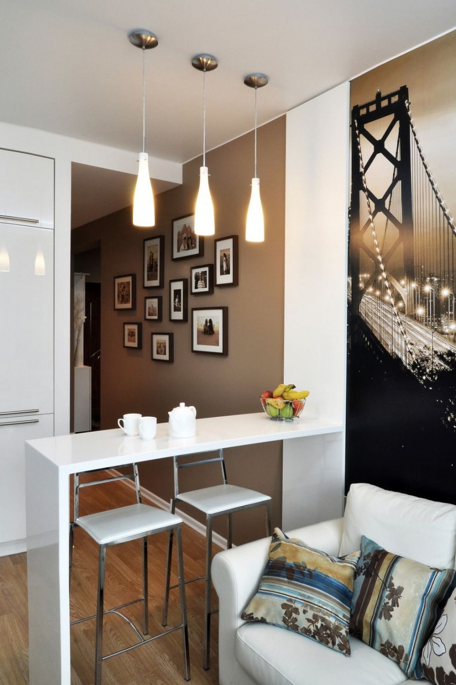 Маленькая кухня-гостиная с барной стойкой