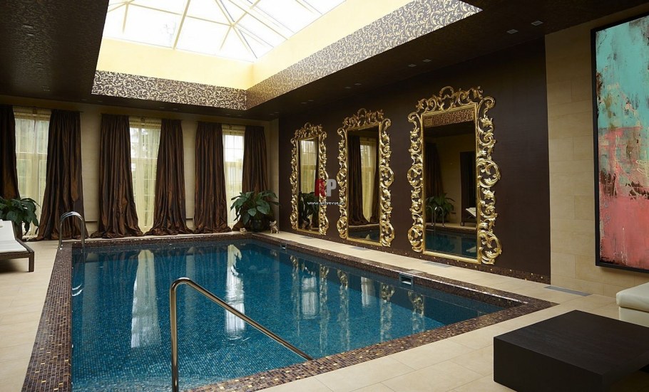 Интерьер бассейна в коттедже