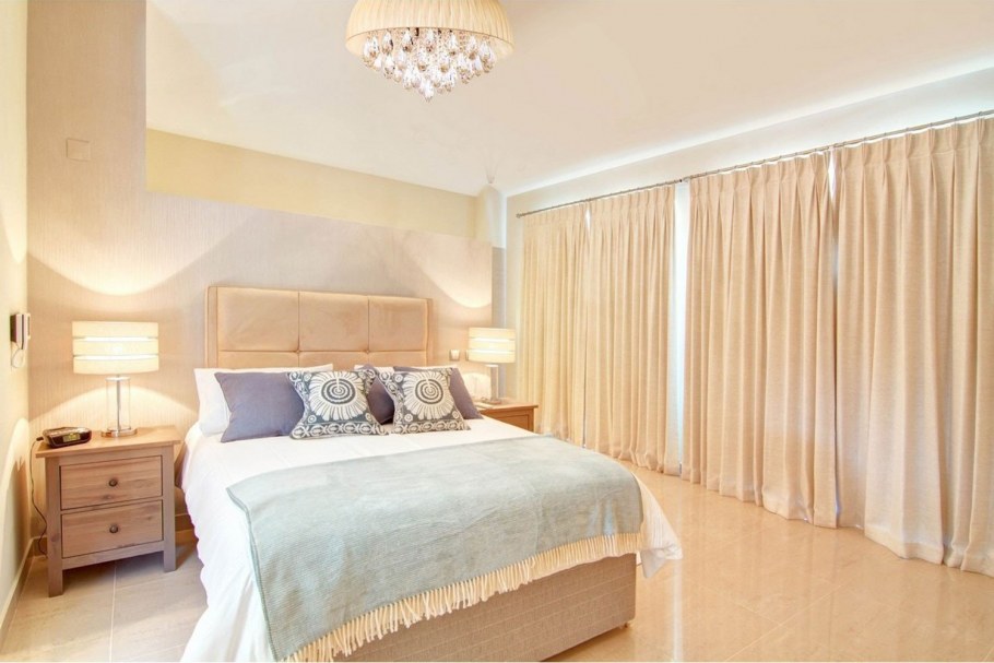 Шторы в спальню бежевого цвета