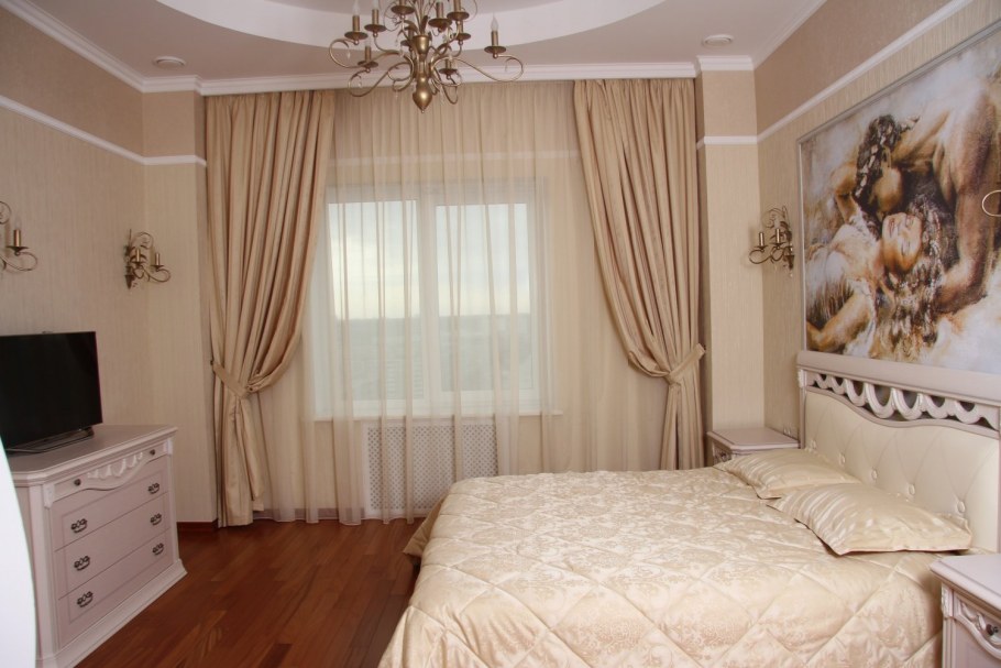 Шторы в бежевую спальню