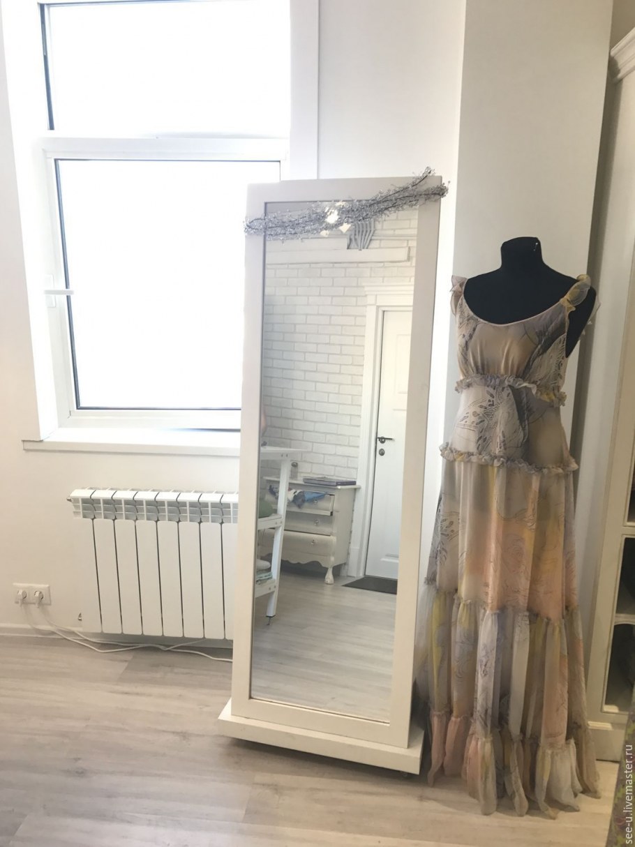 Зеркало напольное на колесиках