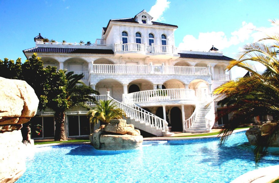 Шикарный особняк с бассейном