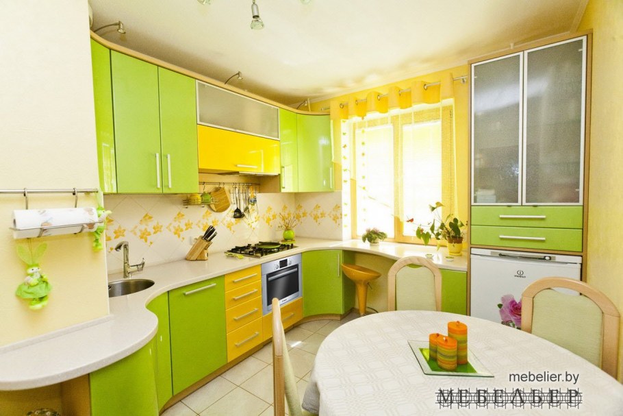 Маленькая кухня в зеленых тонах