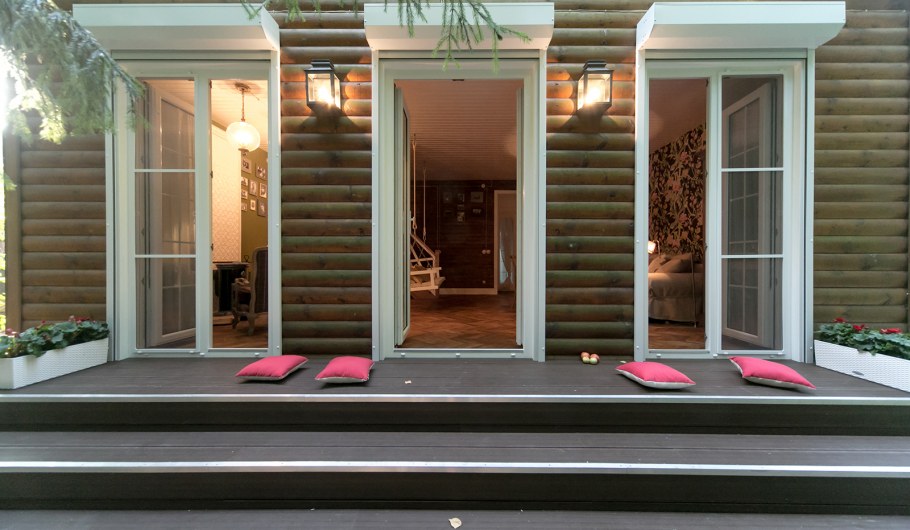 Выход из дома на террасу