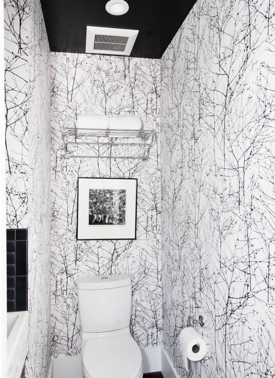 Отделка туалета обоями