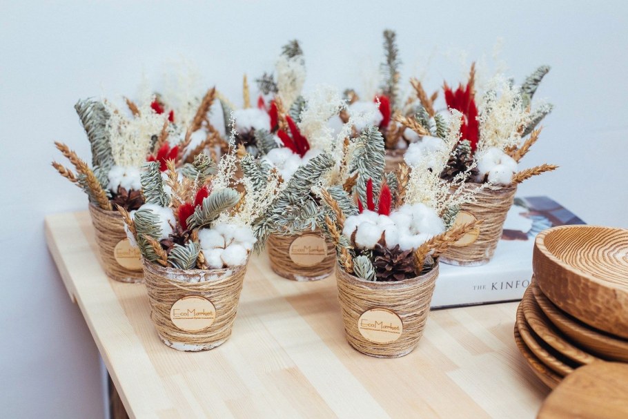 Декор из шишек для дома